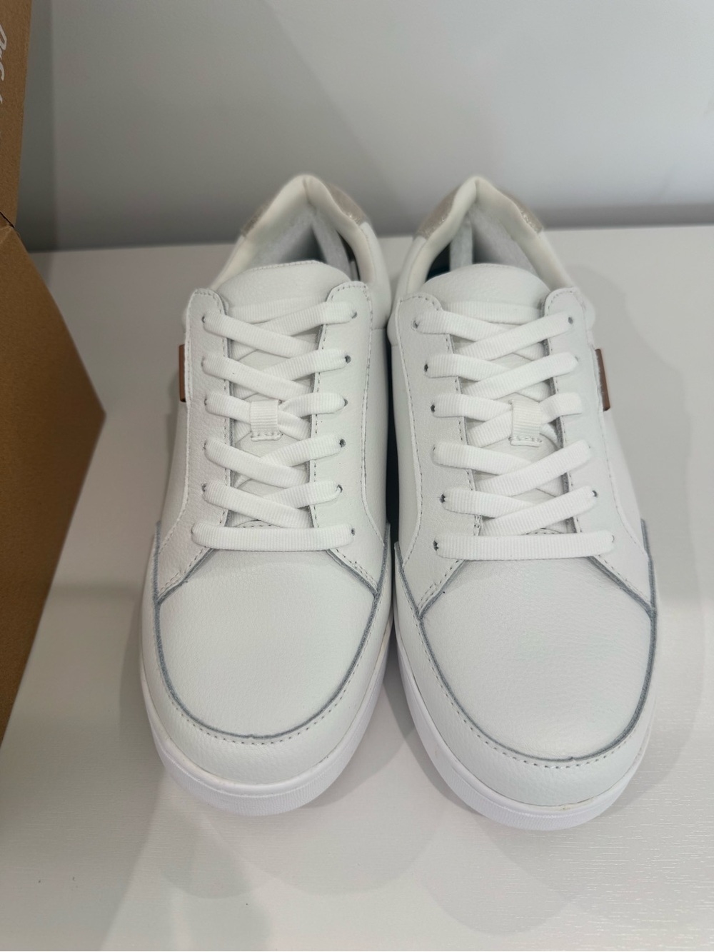 Dr. Scholl’s women’s shoes  White Low-Top Sneakers size 8